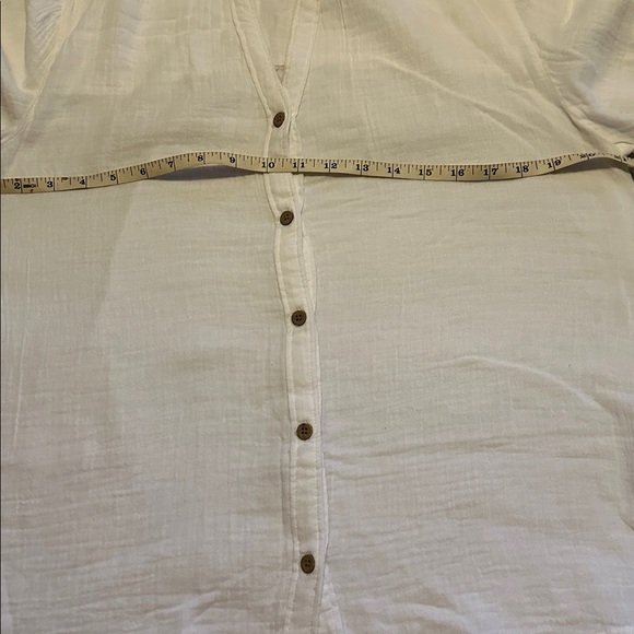 beachlunchlounge White Button-Down Women's Shirt - Picture 9 of 9